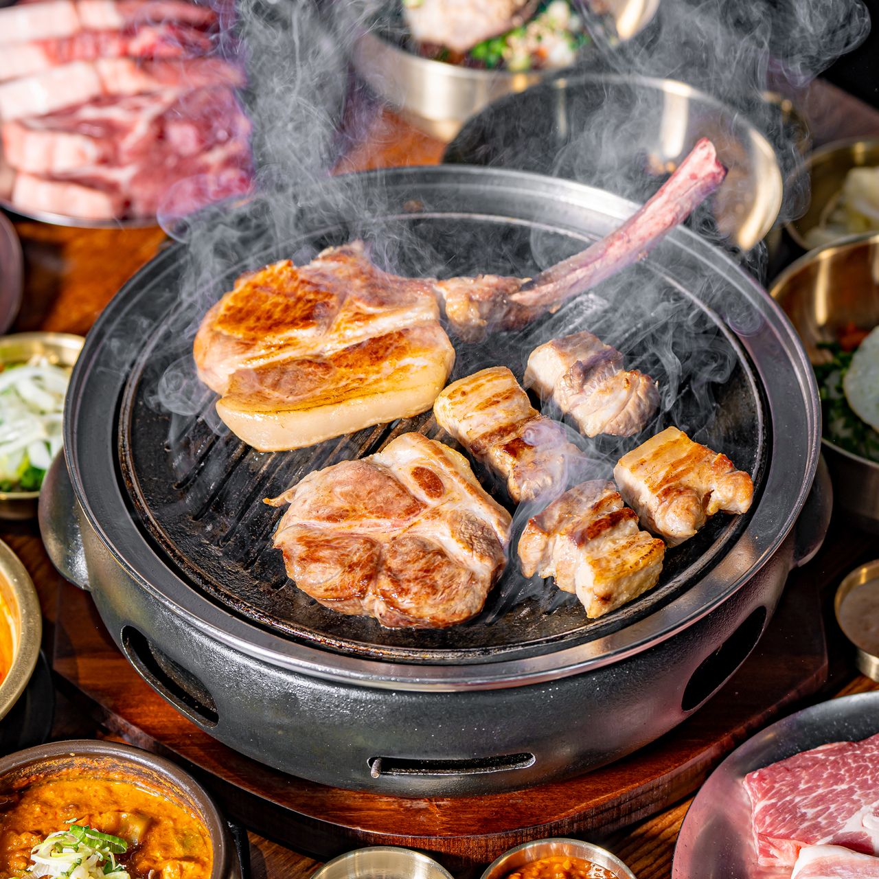 숯불 위로 무르익는 청돈옥의 식사 분위기