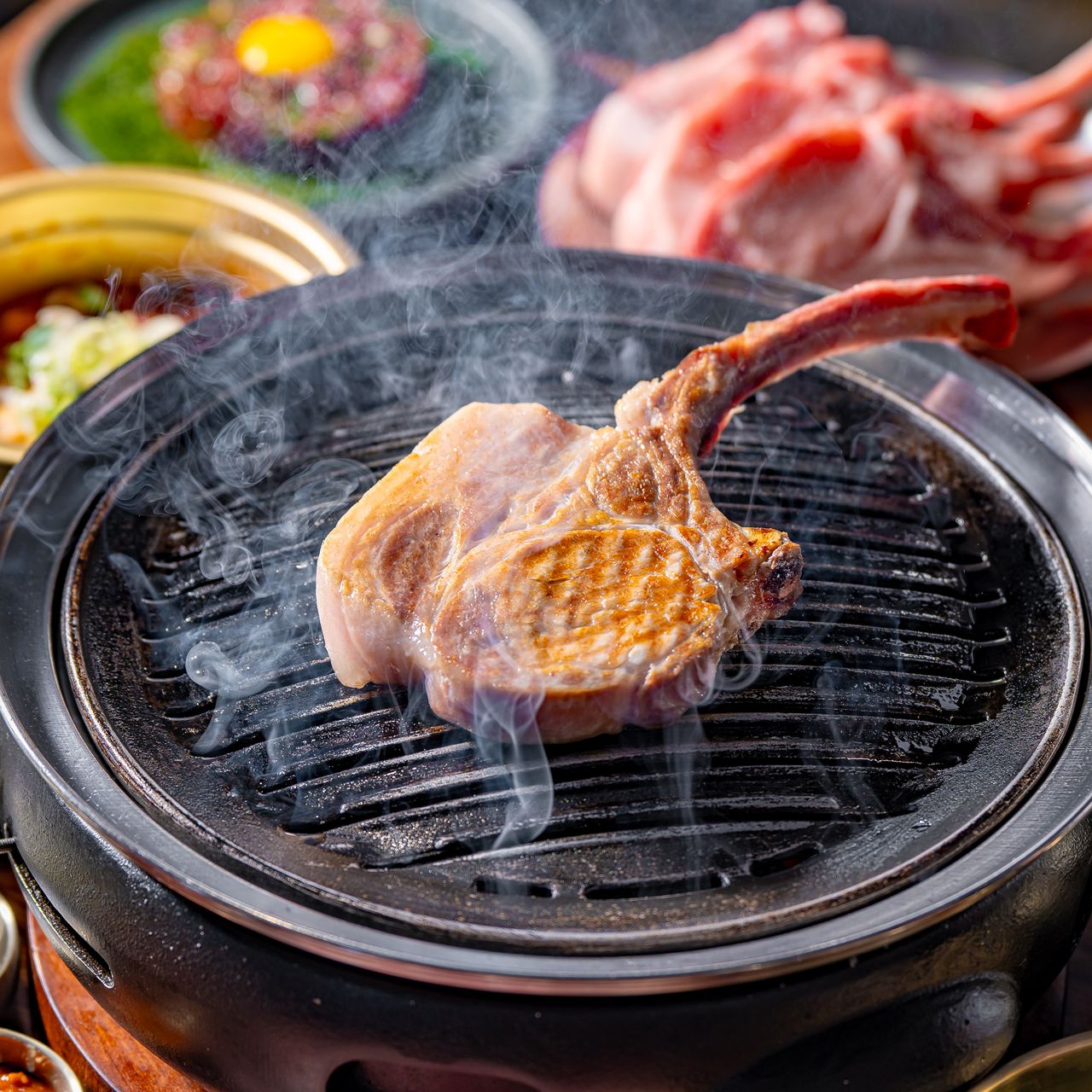 청돈옥에서 진짜 숯불에 숙성 돼지고기를 굽는 직원